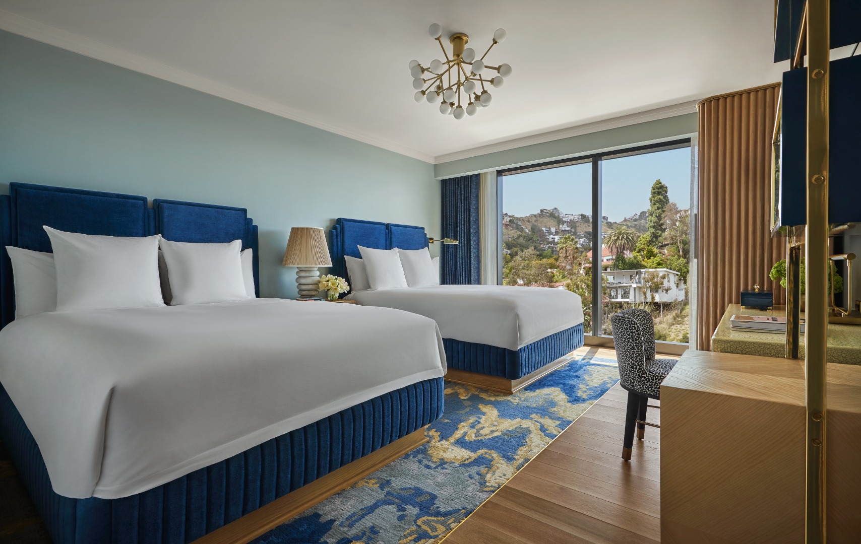 The image of Hollywood Hills Queen/Queen